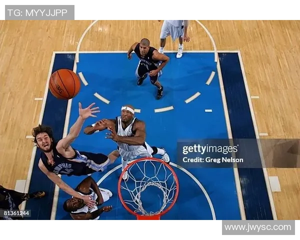 2017年NBA季后赛灰熊与火箭激战回顾：一场精彩的对决与战术较量