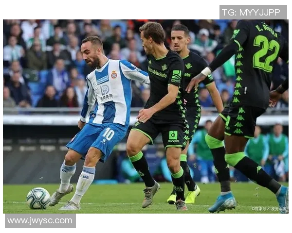 瓦尔贝里与天狼星的激烈对决揭示足球战术与团队精神的完美结合 瓦尔贝里与天狼星的激烈对决揭示足球战术与团队精神的完美结合